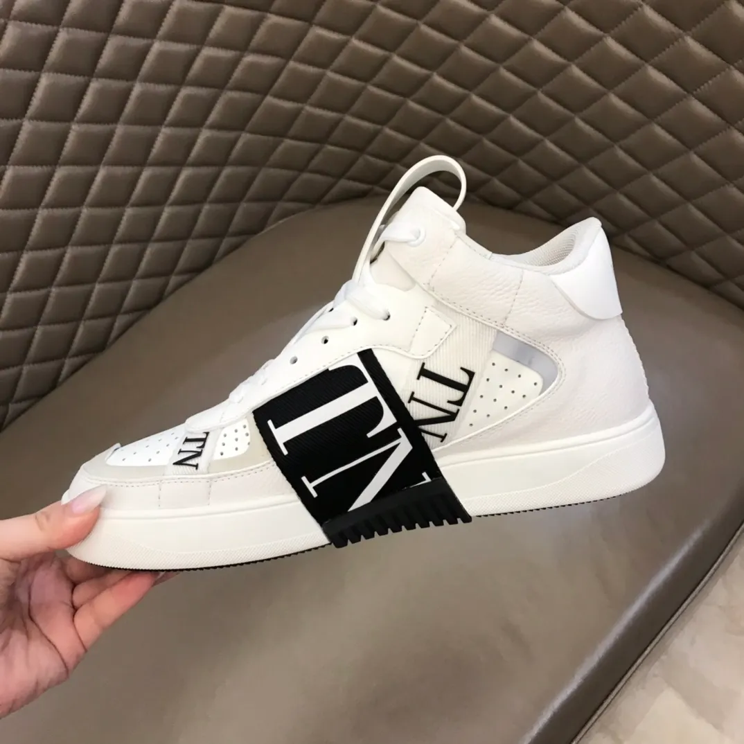 P460◾️▫️V L7N high-top calfskin lace-up sneakers. No man should be able to refuse this style. The classic color scheme is so handsome! Purchase a high-precision replica of the original version to instantly sell off the market currency! 6 VLTN logo rubber effect straps - Valentino Garavani Logo printed on the back and tongue, all materials are customized to ensure quality!  Size: Male 38-44 (45.46 customized)
